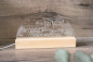 Preview: Personalisierte LED-Tischlampe mit gravierter Kinderzeichnung und Schriftzug „Für Mama" auf Acrylglas und Holzsockel, warmweißes Licht